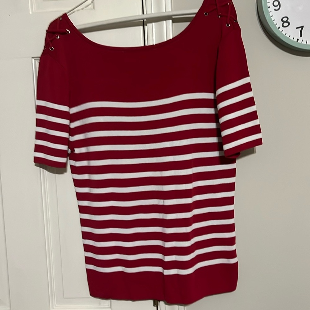Finity red and white shoulder detailed short sleeve sweater.